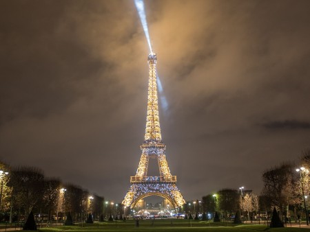 La tour Eiffel illuminée depuis le Champs de Mars