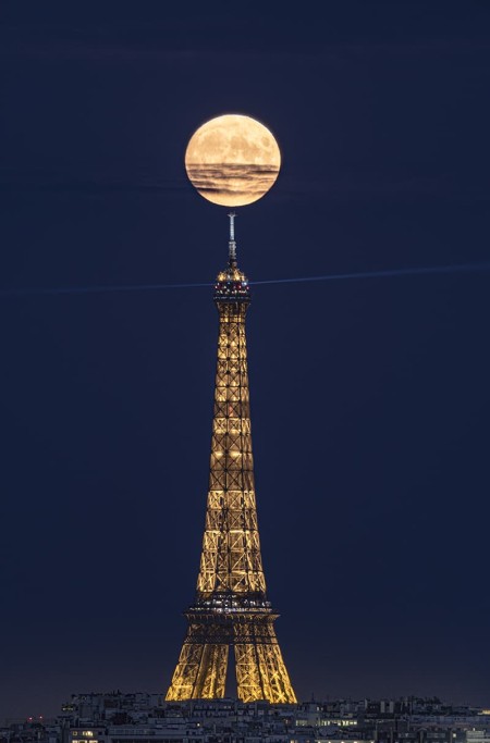 Photo de la lune au dessus de la tour Eiffel