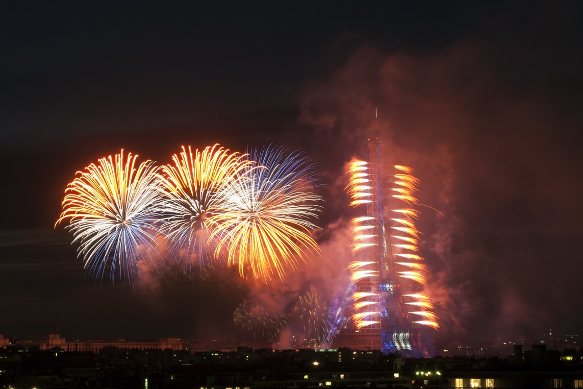 Foto de fuegos artificiales en la Torre Eiffel