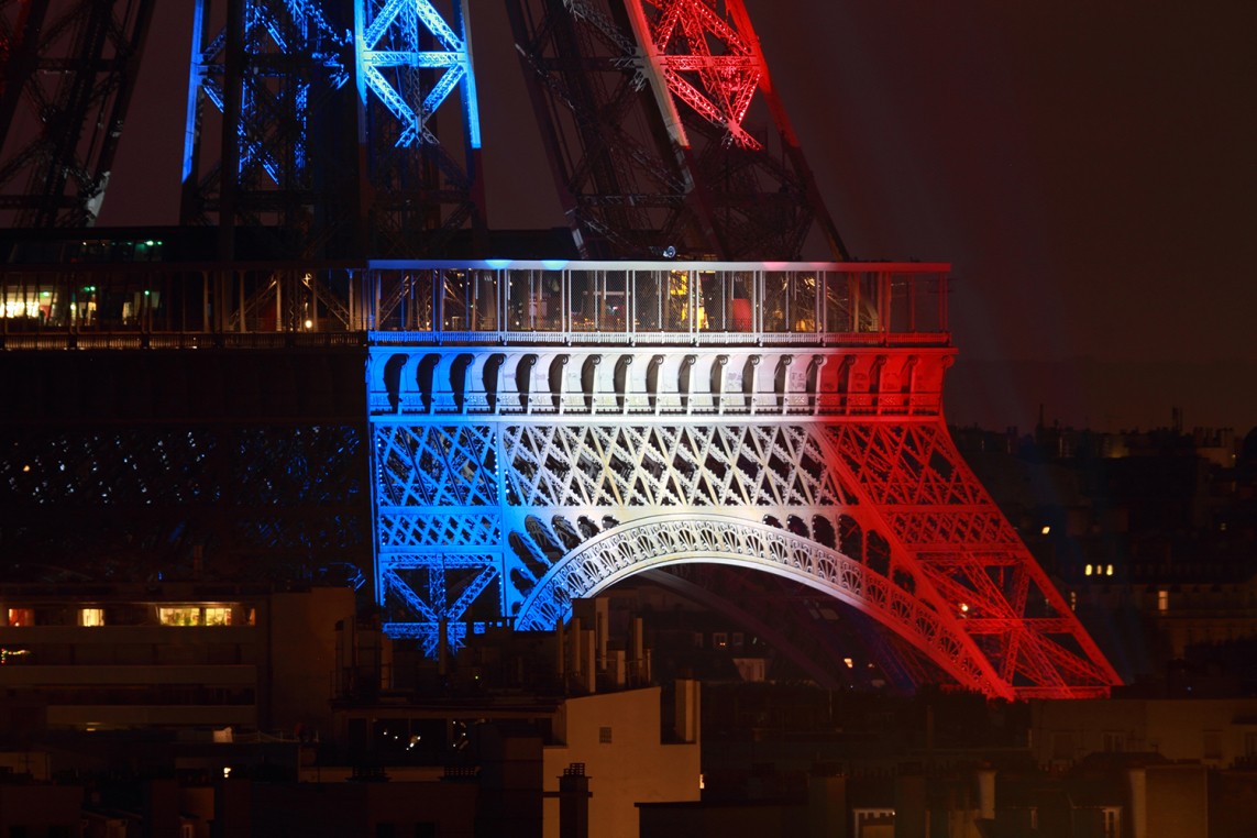 Foto de fuegos artificiales en la Torre Eiffel