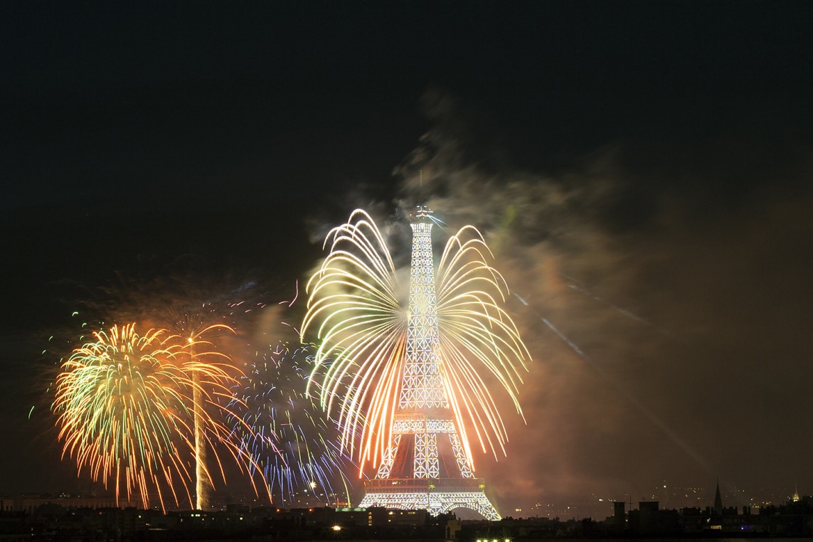 Foto de fuegos artificiales en la Torre Eiffel