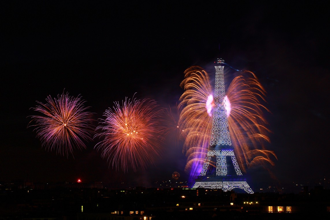 Foto de fuegos artificiales en la Torre Eiffel