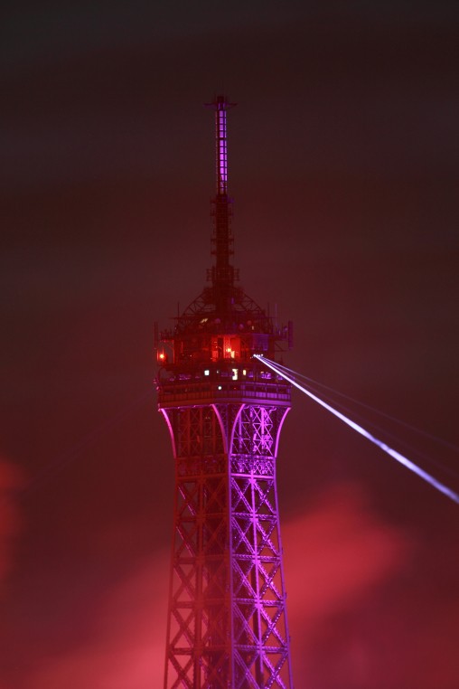 Foto de fuegos artificiales en la Torre Eiffel