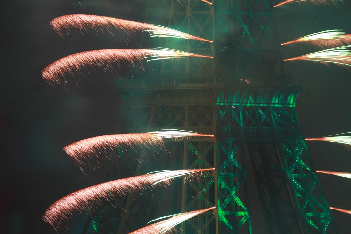 Foto de fuegos artificiales en la Torre Eiffel