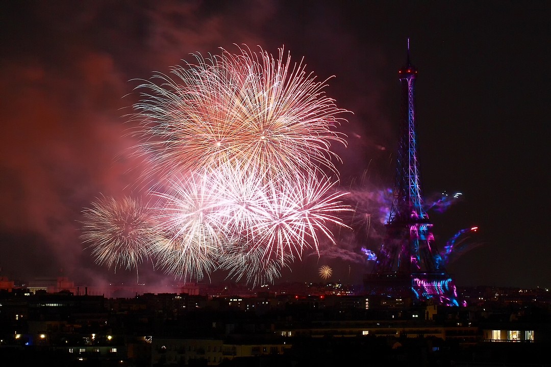 Foto de fuegos artificiales en la Torre Eiffel