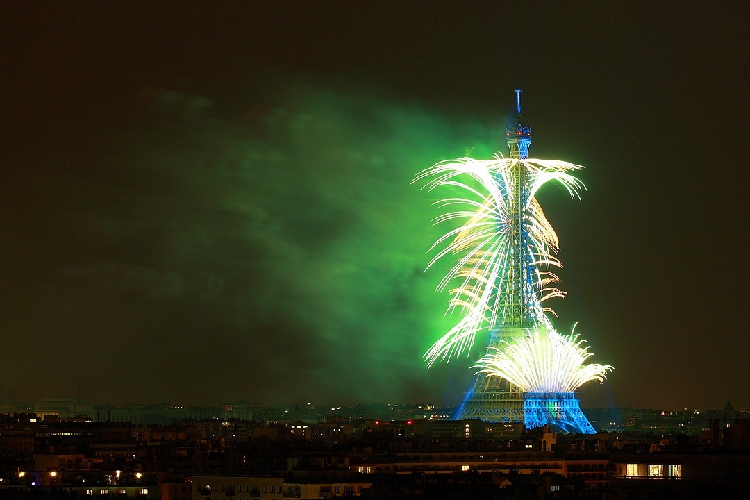 Foto de fuegos artificiales en la Torre Eiffel