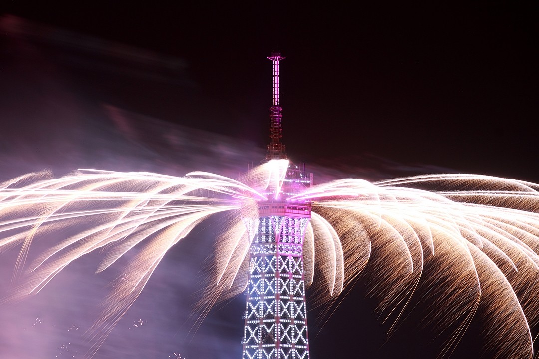 Foto de fuegos artificiales en la Torre Eiffel