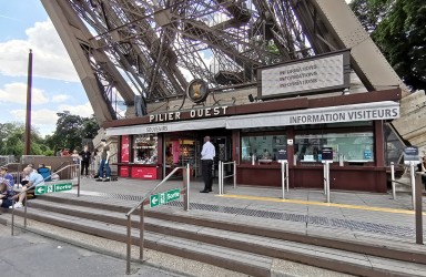 Parvis pilier ouest
